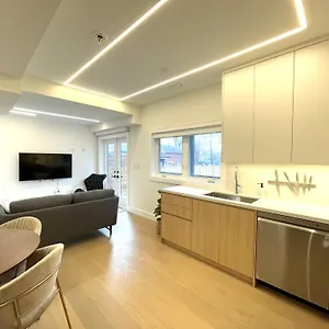 Apartment Modern Close To The With Parking, Toronto