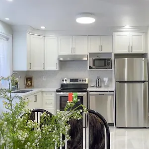 Apartment Newly-renovated 3br House, 12 Minutes To Airport, Toronto