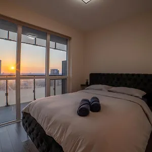 Apartment Luxury W/mesmerizing Sunset Views & Free Parking, Toronto